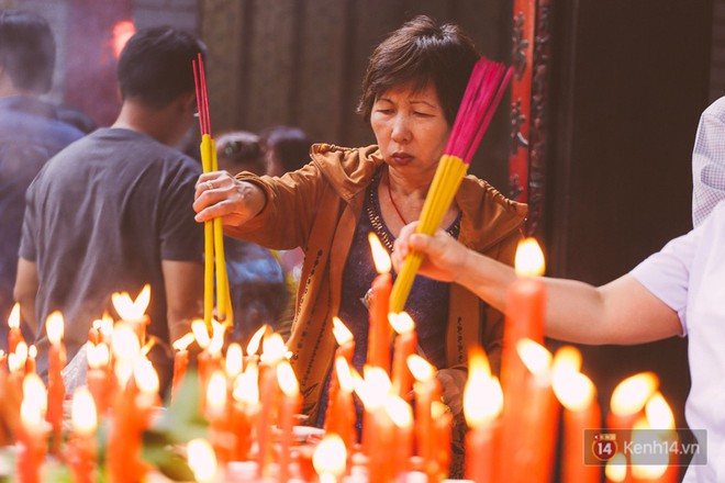 Hàng trăm người đổ xô đi chùa Bà ở Sài Gòn ngày rằm tháng Giêng, nhân viên liên tục gom nhang vì quá tải - Ảnh 2.