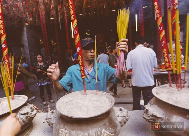 Hàng trăm người đổ xô đi chùa Bà ở Sài Gòn ngày rằm tháng Giêng, nhân viên liên tục gom nhang vì quá tải - Ảnh 5.