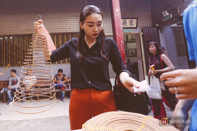 Hàng trăm người đổ xô đi chùa Bà ở Sài Gòn ngày rằm tháng Giêng, nhân viên liên tục gom nhang vì quá tải - Ảnh 8.