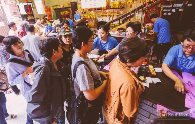 Hàng trăm người đổ xô đi chùa Bà ở Sài Gòn ngày rằm tháng Giêng, nhân viên liên tục gom nhang vì quá tải - Ảnh 14.