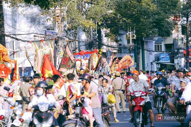 Thầy trò Đường Tăng xuống phố diễu hành trong ngày Tết Nguyên tiêu của người Hoa ở Sài Gòn - Ảnh 3.