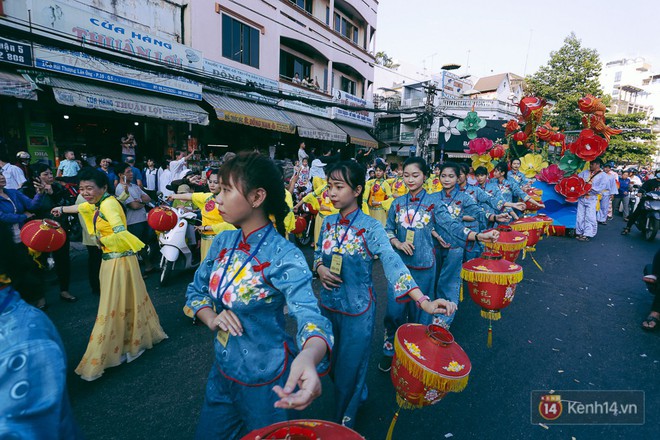 Thầy trò Đường Tăng xuống phố diễu hành trong ngày Tết Nguyên tiêu của người Hoa ở Sài Gòn - Ảnh 13.