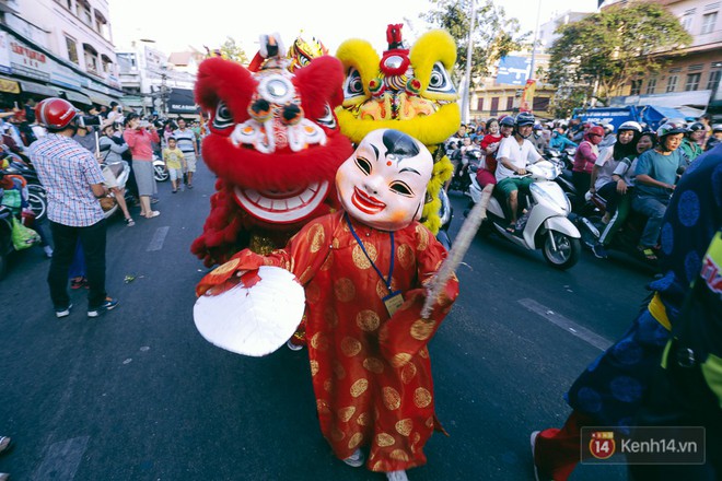 Thầy trò Đường Tăng xuống phố diễu hành trong ngày Tết Nguyên tiêu của người Hoa ở Sài Gòn - Ảnh 10.