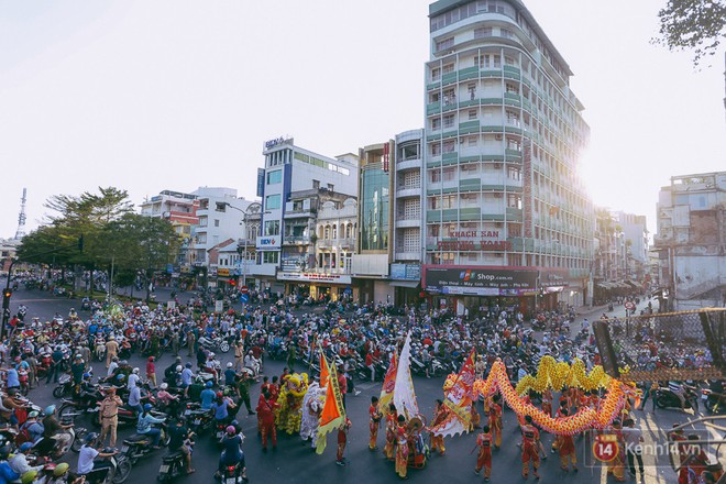 Thầy trò Đường Tăng xuống phố diễu hành trong ngày Tết Nguyên tiêu của người Hoa ở Sài Gòn - Ảnh 2.