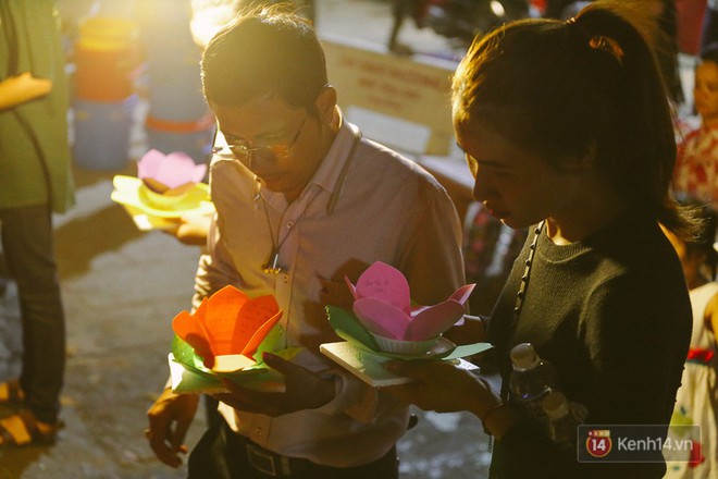 Hàng nghìn người chen nhau thả hoa đăng vào đêm rằm tháng Giêng trên sông Sài Gòn - Ảnh 4.