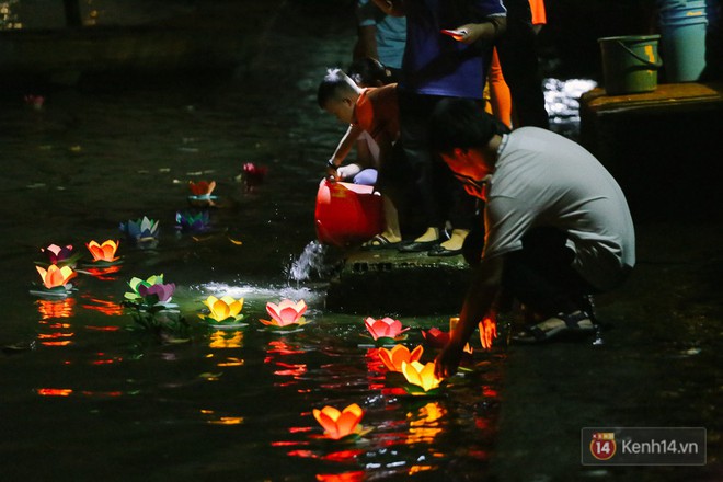 Hàng nghìn người chen nhau thả hoa đăng vào đêm rằm tháng Giêng trên sông Sài Gòn - Ảnh 5.