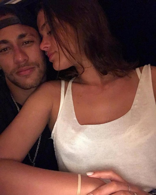 Neymar được bạn g&aacute;i vỗ về trước ca phẫu thuật quan trọng - Ảnh 1.