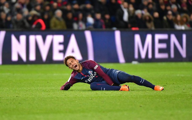 Neymar được bạn gái vỗ về trước ca phẫu thuật quan trọng - Ảnh 4.