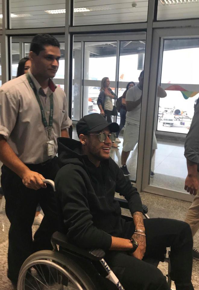 Neymar được bạn g&aacute;i vỗ về trước ca phẫu thuật quan trọng - Ảnh 3.