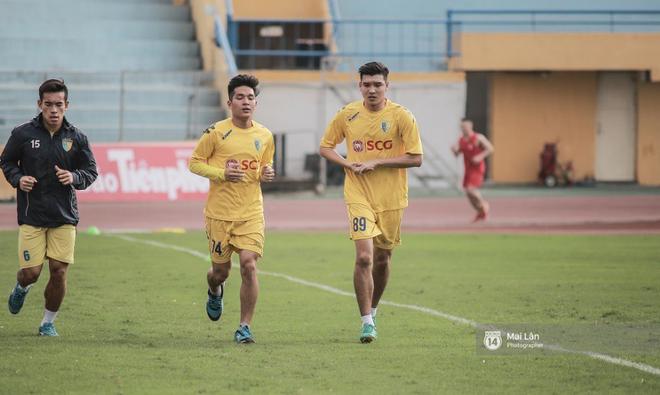 Đỗ Duy Mạnh mướt mải mồ h&ocirc;i, lu&ocirc;n nở nụ cười tươi đốn tim fan nữ - Ảnh 2.