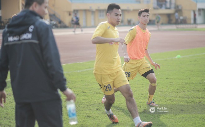 Đỗ Duy Mạnh mướt mải mồ h&ocirc;i, lu&ocirc;n nở nụ cười tươi đốn tim fan nữ - Ảnh 3.