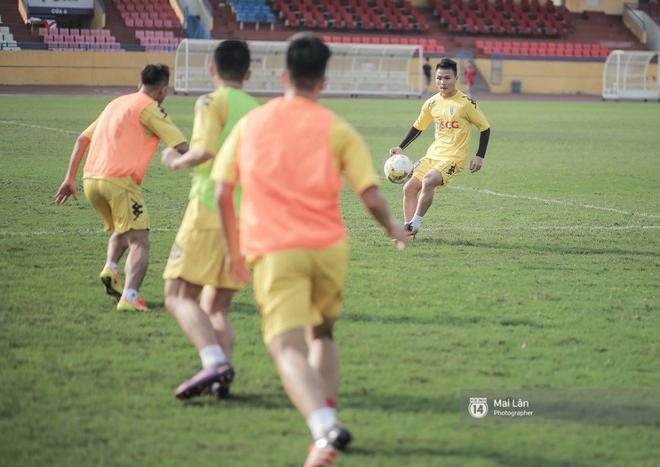 Đỗ Duy Mạnh mướt mải mồ h&ocirc;i, lu&ocirc;n nở nụ cười tươi đốn tim fan nữ - Ảnh 12.