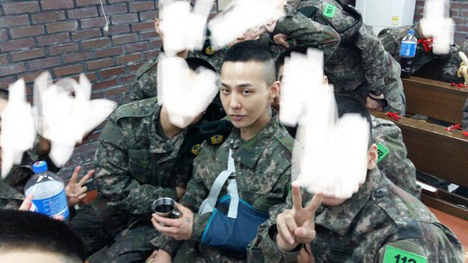 Lộ ảnh mái đầu cạo hiếm hoi của G-Dragon trong quân ngũ, nhưng sự chú ý đổ dồn vào cánh tay bị thương của anh - Ảnh 1.
