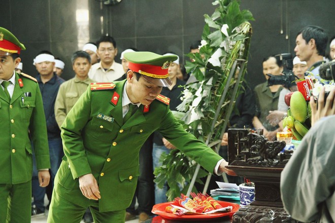 Chị gái khóc ngất trong lễ tang chiến sĩ PCCC hy sinh trên đường đi cứu nạn ở cao tốc Pháp Vân - Ảnh 7. Chị gái khóc ngất trong lễ tang chiến sĩ PCCC hy sinh trên đường đi cứu nạn ở cao tốc Pháp Vân - Ảnh 7.