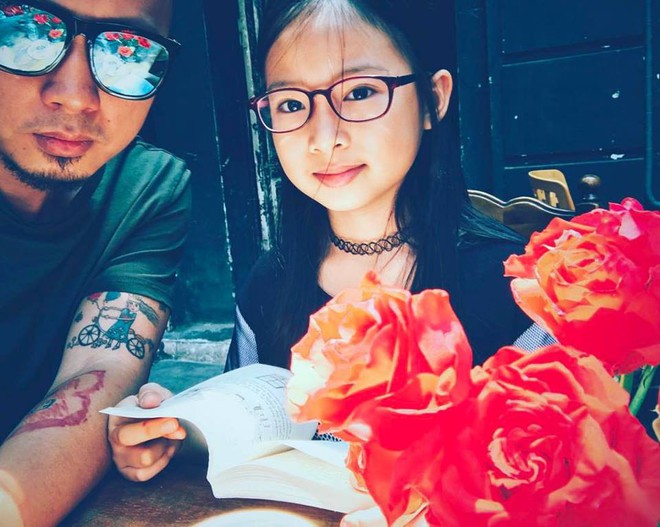 &Ocirc;ng bố Việt d&ugrave;ng ch&iacute;nh cơ thể m&igrave;nh l&agrave;m bảo t&agrave;ng, xăm lại tất cả tranh vẽ của con g&aacute;i nhỏ - Ảnh 2.