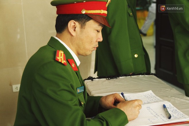 Chị gái khóc ngất trong lễ tang chiến sĩ PCCC hy sinh trên đường đi cứu nạn ở cao tốc Pháp Vân - Ảnh 12. Chị gái khóc ngất trong lễ tang chiến sĩ PCCC hy sinh trên đường đi cứu nạn ở cao tốc Pháp Vân - Ảnh 12.