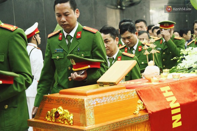 Chị gái khóc ngất trong lễ tang chiến sĩ PCCC hy sinh trên đường đi cứu nạn ở cao tốc Pháp Vân - Ảnh 15. Chị gái khóc ngất trong lễ tang chiến sĩ PCCC hy sinh trên đường đi cứu nạn ở cao tốc Pháp Vân - Ảnh 15.