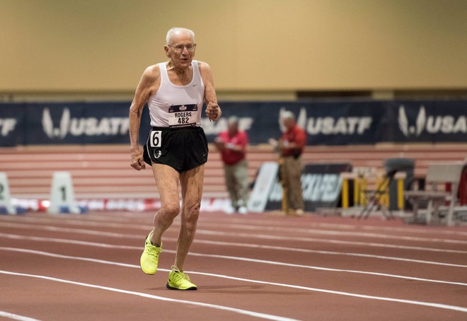 Cụ ông 100 tuổi xác lập kỷ lục trên đường chạy 60 mét - Ảnh 1.