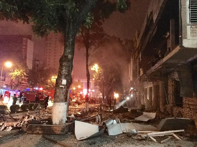 Tiếng nổ rầm trời phát ra từ nhà hàng 2 tầng ở Nghệ An, kính vỡ tung toé trong đêm - Ảnh 5.