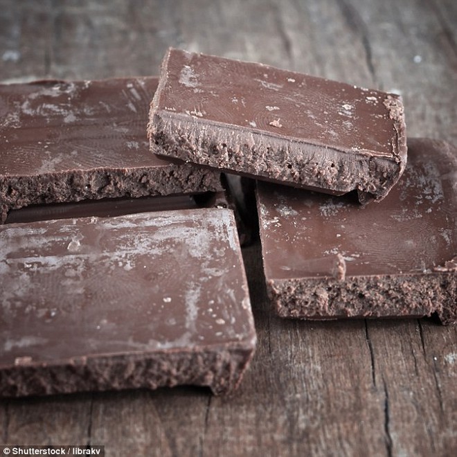 Phát hiện mảng trắng trên bề mặt chocolate, bạn ăn tiếp hay vứt bỏ chúng?Khoa học giải đáp rồi đây - Ảnh 1.
