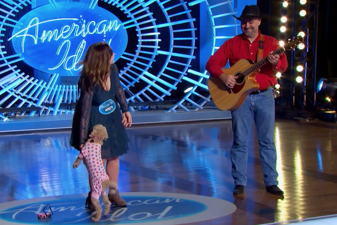 Cận cảnh American Idol bị náo loạn bởi một chú cún cứ chạy lòng vòng... phóng uế - Ảnh 2.