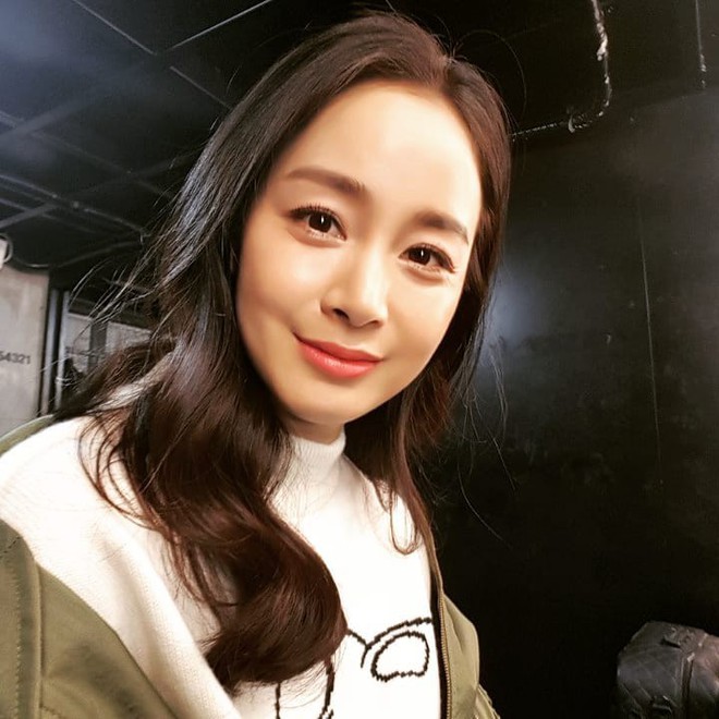 Lần đầu sau 1 năm cưới, Kim Tae Hee trở lại mạng xã hội với ảnh khoe nhan sắc xứng tầm đại mỹ nhân - Ảnh 1.