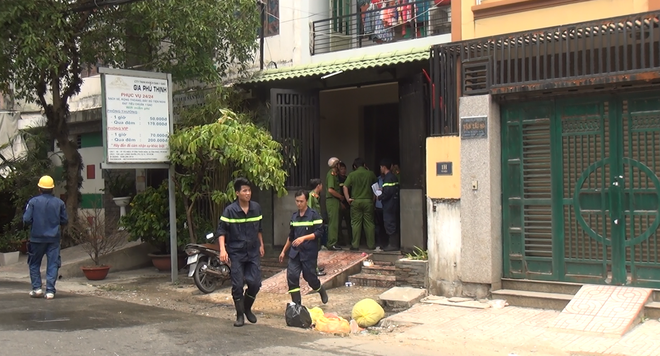 Vô tình làm rơi tàn thuốc vào tấm nệm đang nằm ngủ, thành viên trong gia đình khiến căn nhà 3 tầng bốc cháy nghi ngút - Ảnh 1.