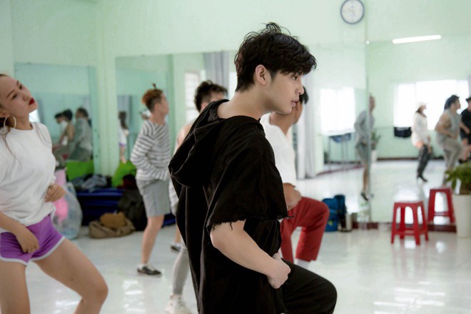 Kh&ocirc;ng nghỉ ngơi, Noo Phước Thịnh vẫn hăng say tập luyện s&aacute;t ng&agrave;y l&ecirc;n đường tham dự Hong Kong Asian-Pop Music 2018 - Ảnh 4.