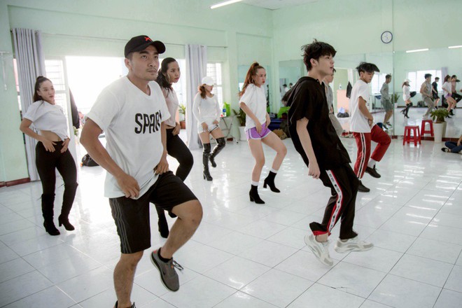 Kh&ocirc;ng nghỉ ngơi, Noo Phước Thịnh vẫn hăng say tập luyện s&aacute;t ng&agrave;y l&ecirc;n đường tham dự Hong Kong Asian-Pop Music 2018 - Ảnh 3.