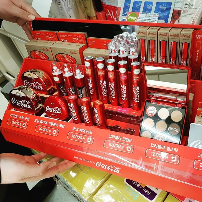 Vừa ra mắt, bộ sản phẩm của The Face Shop x Coca Cola đã được các tín đồ làm đẹp share rần rần - Ảnh 2.