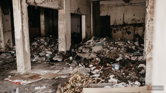 Bên trong khu tập thể đất vàng giữa Hà Nội: Hoang tàn lạnh lẽo, chứa đầy rác thải sau thời gian bị lãng quên - Ảnh 2.