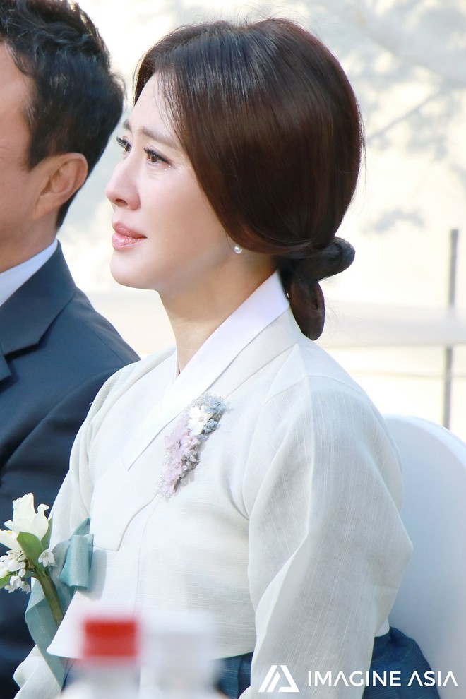 Hậu trường lễ cưới Sooyoung: Nữ diễn viên U50 của Reply còn nổi hơn cô dâu vì khoảnh khắc khóc đẹp xuất sắc - Ảnh 3.