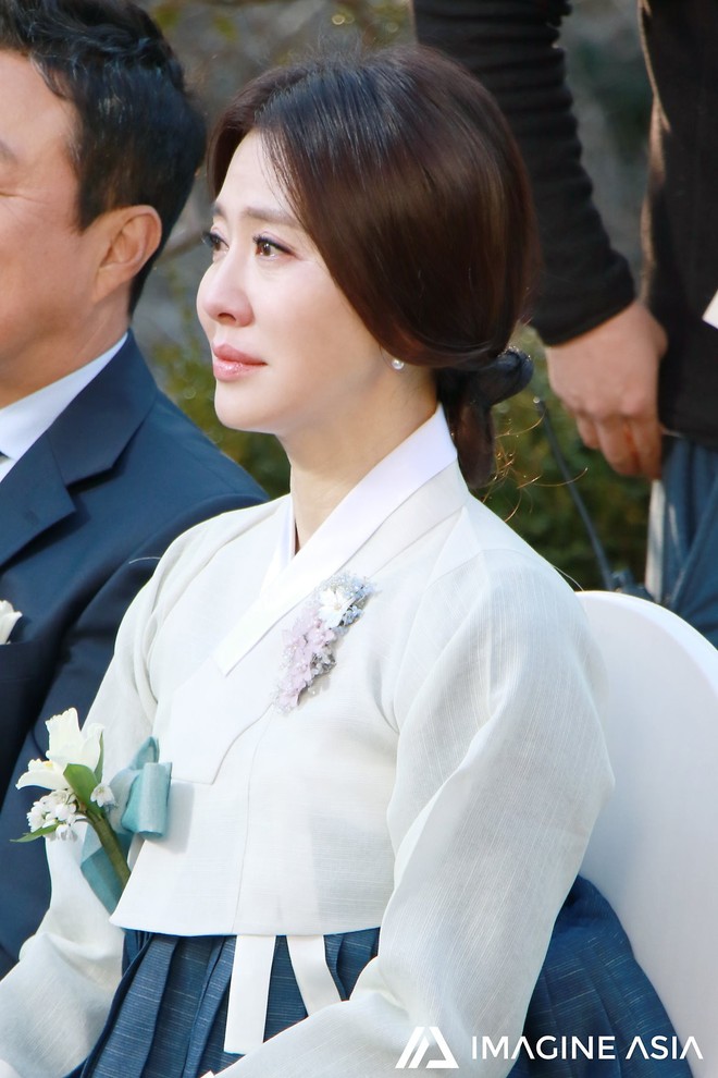 Hậu trường lễ cưới Sooyoung: Nữ diễn viên U50 của Reply còn nổi hơn cô dâu vì khoảnh khắc khóc đẹp xuất sắc - Ảnh 4.
