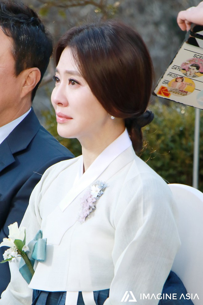 Hậu trường lễ cưới Sooyoung: Nữ diễn viên U50 của Reply còn nổi hơn cô dâu vì khoảnh khắc khóc đẹp xuất sắc - Ảnh 5.