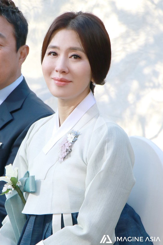 Hậu trường lễ cưới Sooyoung: Nữ diễn viên U50 của Reply còn nổi hơn cô dâu vì khoảnh khắc khóc đẹp xuất sắc - Ảnh 6.