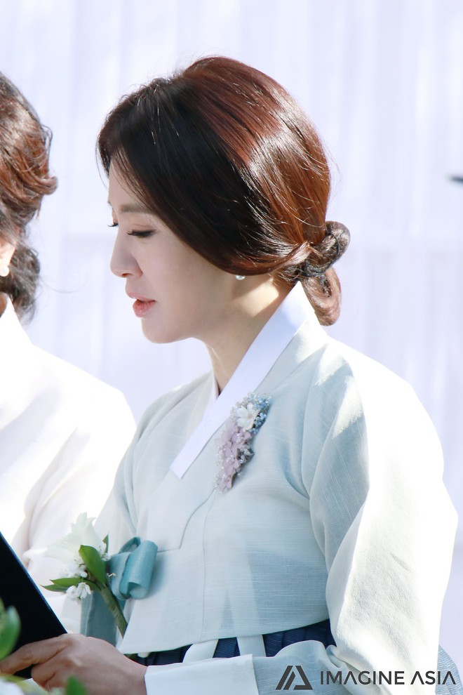 Hậu trường lễ cưới Sooyoung: Nữ diễn viên U50 của Reply còn nổi hơn cô dâu vì khoảnh khắc khóc đẹp xuất sắc - Ảnh 8.