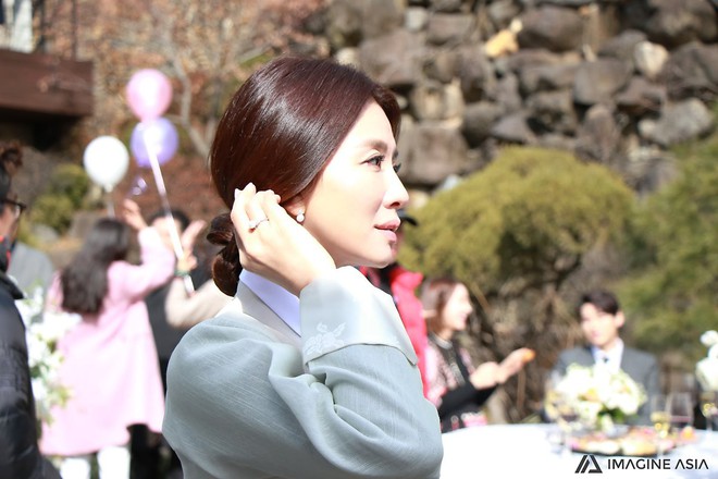 Hậu trường lễ cưới Sooyoung: Nữ diễn viên U50 của Reply còn nổi hơn cô dâu vì khoảnh khắc khóc đẹp xuất sắc - Ảnh 14.