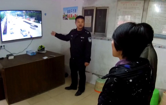 Trung Quốc: Mẹ mải dán mắt vào điện thoại, con trai chạy qua đường bị ôtô tông trực diện - Ảnh 7.