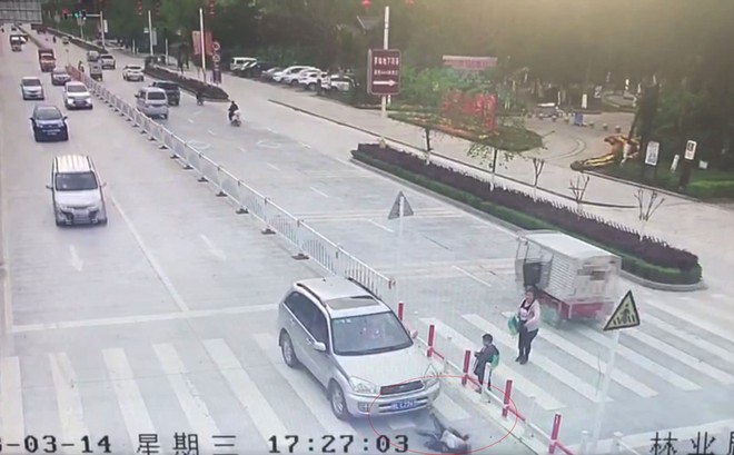Trung Quốc: Mẹ mải dán mắt vào điện thoại, con trai chạy qua đường bị ôtô tông trực diện - Ảnh 4.