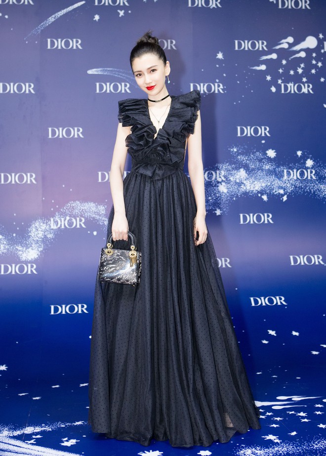 C&ugrave;ng sửa v&aacute;y cho bớt sexy nhưng Angela Baby c&ograve;n l&acirc;u mới &ldquo;cao tay&rdquo; được như Bella Hadid - Ảnh 5.