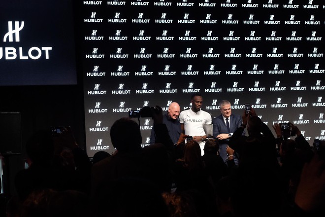 Mourinho dẫn dắt Tia chớp Usain Bolt đ&aacute;nh bại đội b&oacute;ng của Maradona - Ảnh 4.