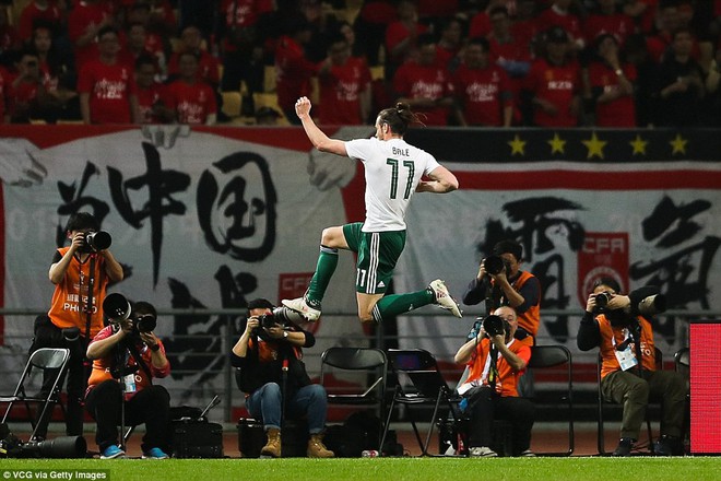 Gareth Bale lập hat-trick, xứ Wales đ&aacute;nh bại Trung Quốc với tỷ số của set tennis - Ảnh 10.