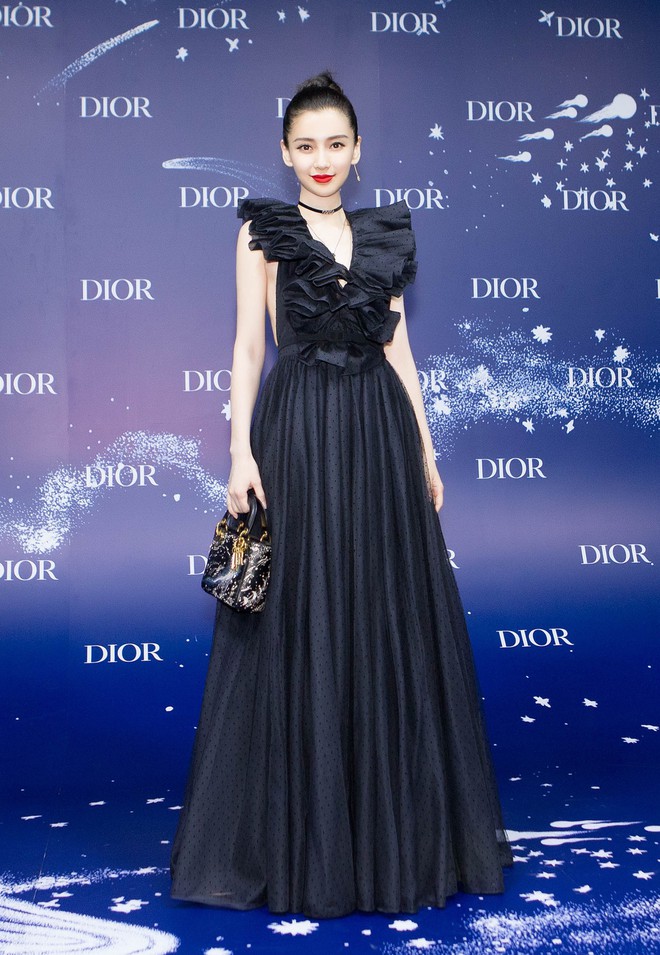 C&ugrave;ng sửa v&aacute;y cho bớt sexy nhưng Angela Baby c&ograve;n l&acirc;u mới &ldquo;cao tay&rdquo; được như Bella Hadid - Ảnh 6.