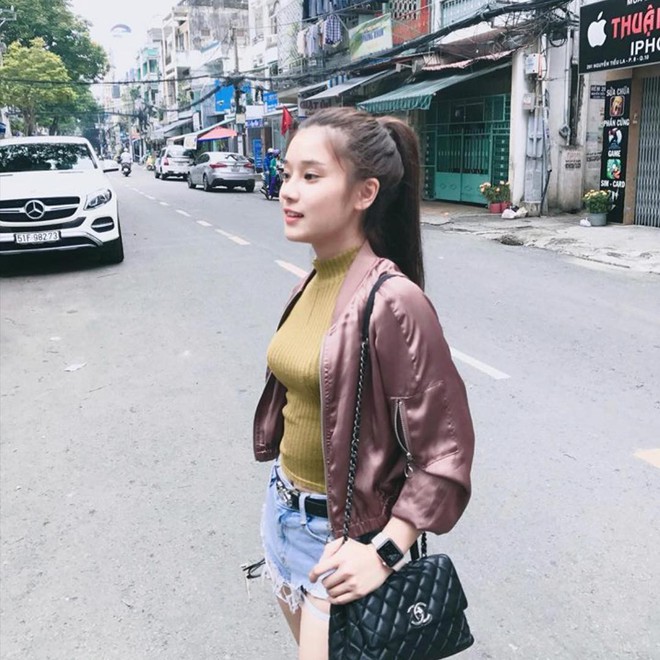 Hiểu Phương trong phim nh&agrave; qu&ecirc; nhưng Ho&agrave;ng Yến Chibi ngo&agrave;i đời lại s&agrave;nh điệu với tủ đồ hiệu chẳng k&eacute;m ai - Ảnh 10.