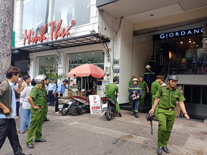 TP. HCM: Thang m&aacute;y gặp sự cố, nam thanh ni&ecirc;n bị kẹt cổ giữa thang m&aacute;y với s&agrave;n nh&agrave; nguy kịch - Ảnh 3.