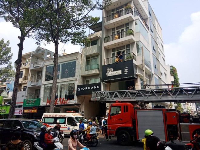 TP. HCM: Thang m&aacute;y gặp sự cố, nam thanh ni&ecirc;n bị kẹt cổ giữa thang m&aacute;y với s&agrave;n nh&agrave; nguy kịch - Ảnh 2.
