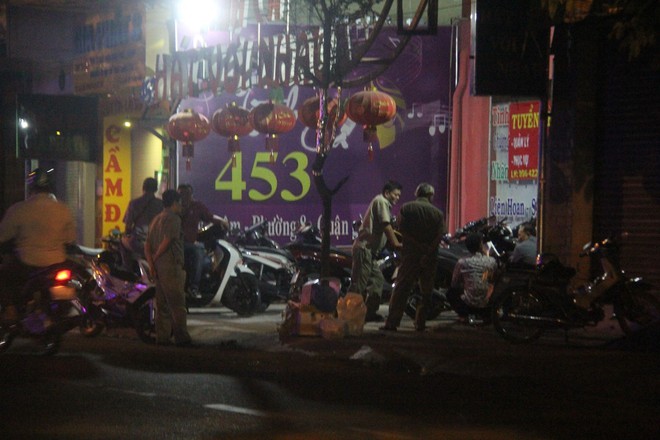 Nghi can đ&acirc;m chết nam thanh ni&ecirc;n ở S&agrave;i G&ograve;n v&igrave; bị đổ bia l&ecirc;n đầu ra đầu th&uacute; - Ảnh 1.