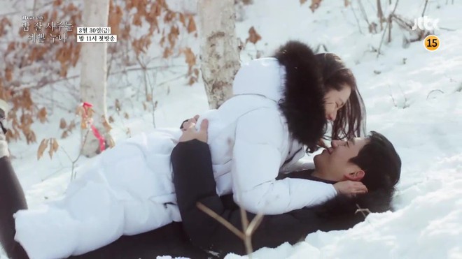Fan ngất vì Chị Đẹp Son Ye Jin nằm lên người trai trẻ, khóa môi dưới tuyết trắng - Ảnh 6.