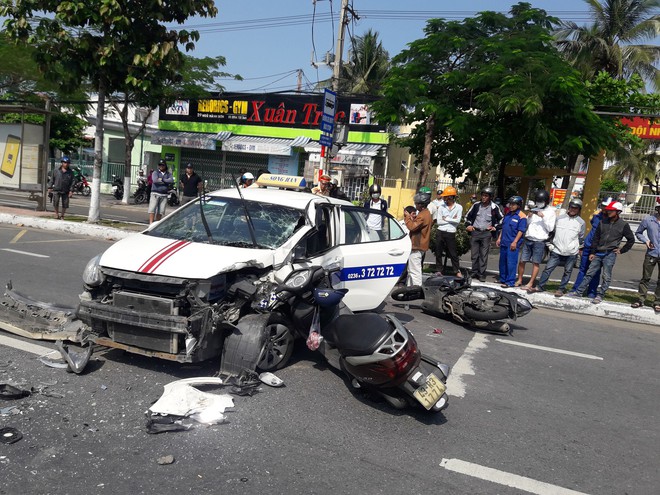 6 xe tông nhau liên hoàn trên đường phố Đà Nẵng, 5 người bị thương, giao thông hỗn loạn - Ảnh 1.