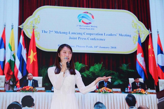 Khánh Vy duyên dáng với áo dài, tự tin đại diện thanh niên Việt Nam thuyết trình tại Trung Quốc - Ảnh 3.